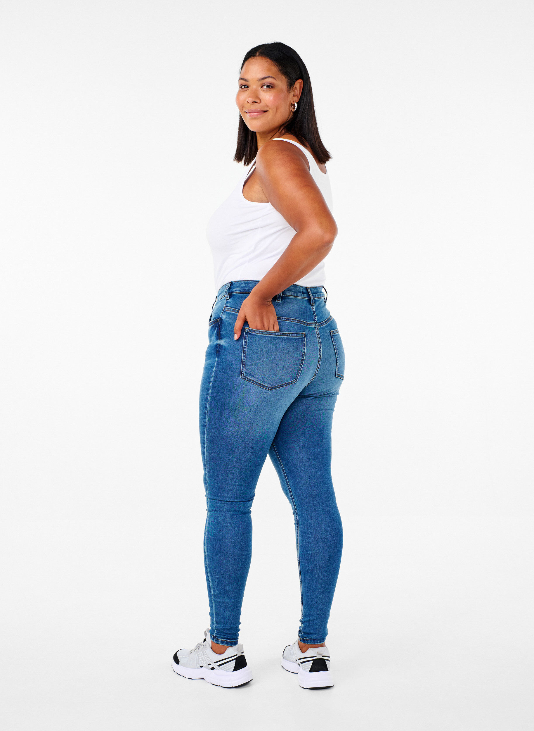 Zizzi Jeans Amy &agrave; taille haute avec fermeture &agrave; bouton, Blue Denim, Model image number 1