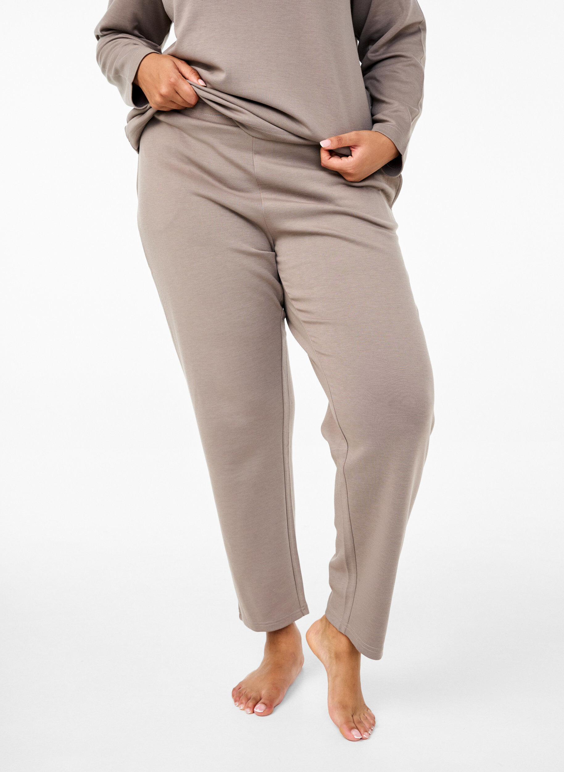 Zizzi Pantalon comprenant du modal avec ceinture &eacute;lastiqu&eacute;e, Beige, Model image number 2