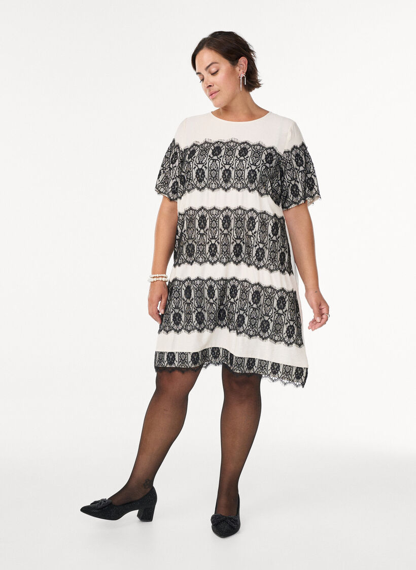 Robe courte avec des empi&egrave;cements en dentelle contrastants, Beige, Model image number 1