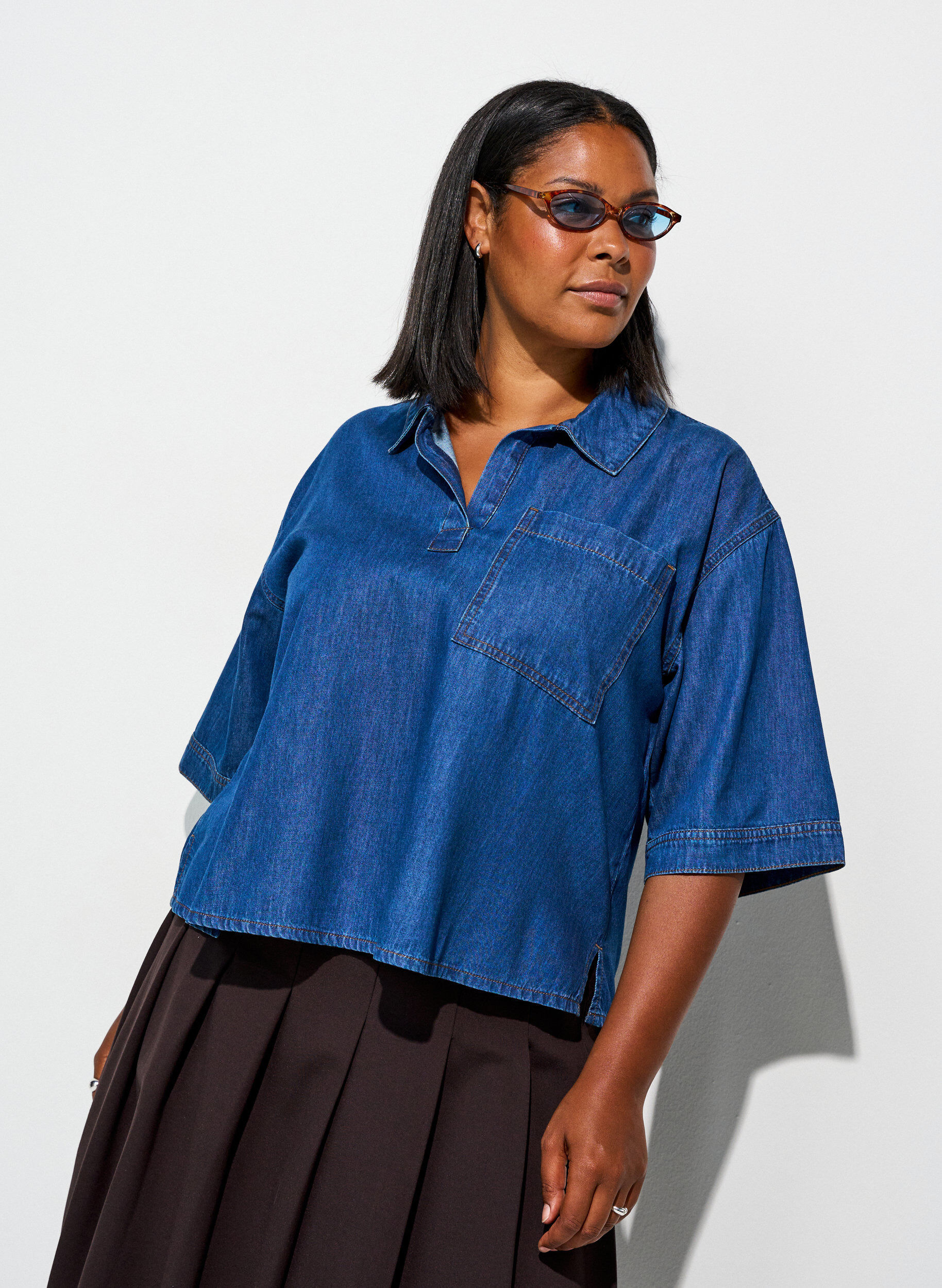 Chemisier en jean avec poche poitrine et manches coude, Bleu, Model