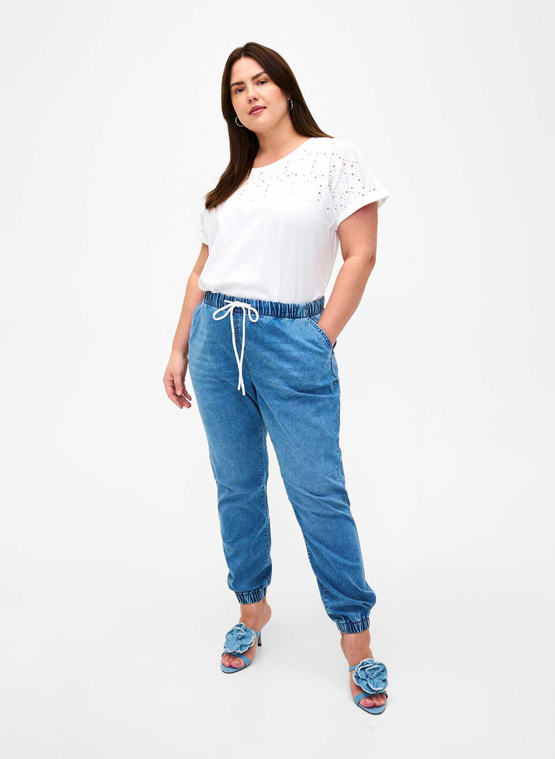 Zizzi T-shirt en coton biologique avec broderie anglaise, Bright White, Model image number 2