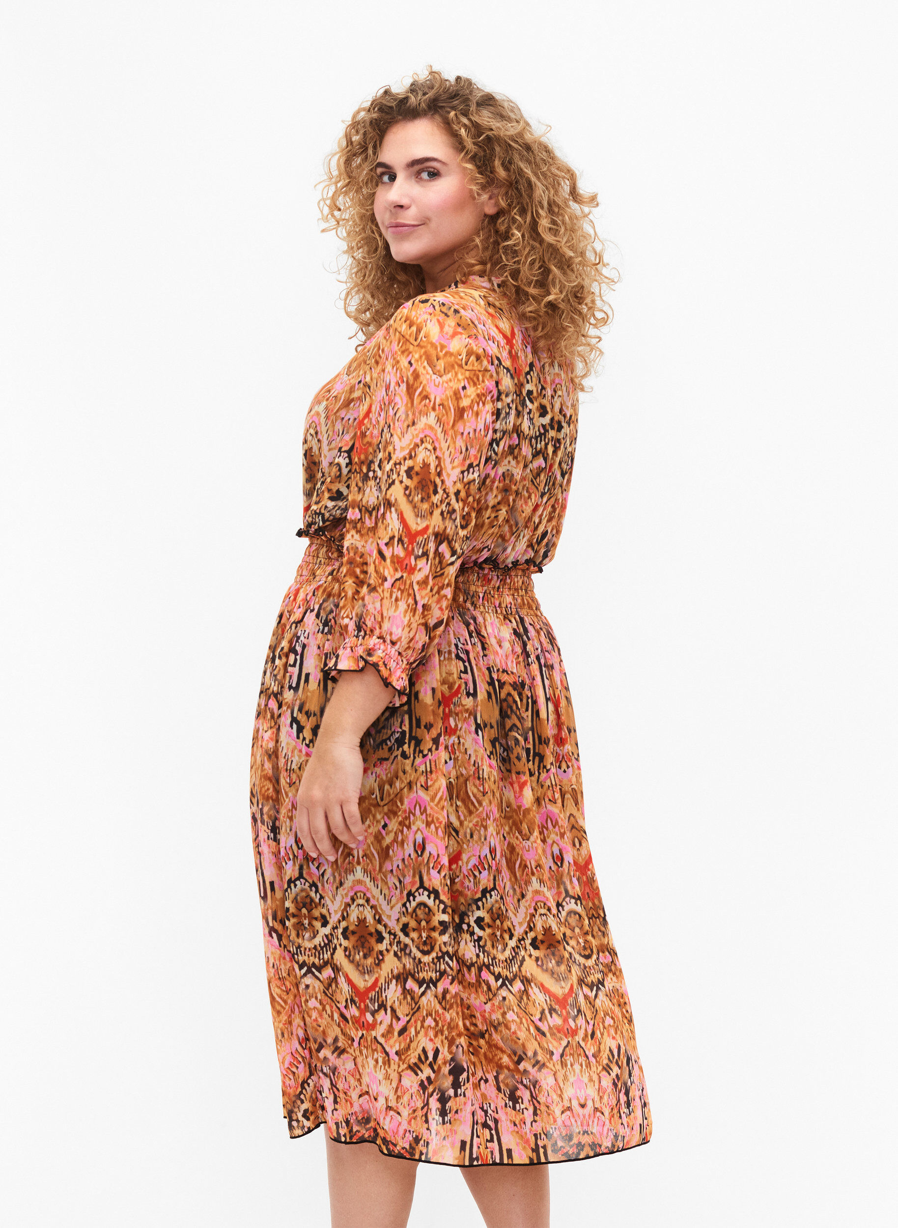 Zizzi Robe midi imprim&eacute;e avec smock et manches 3/4, Colorful Ethnic, Model image number 1