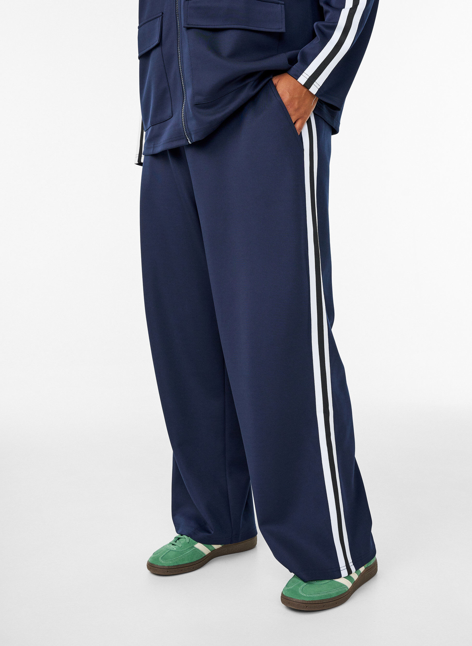 Zizzi Pantalon de surv&ecirc;tement taille haute &agrave; bandes sportives, Bleu, Model image number 2