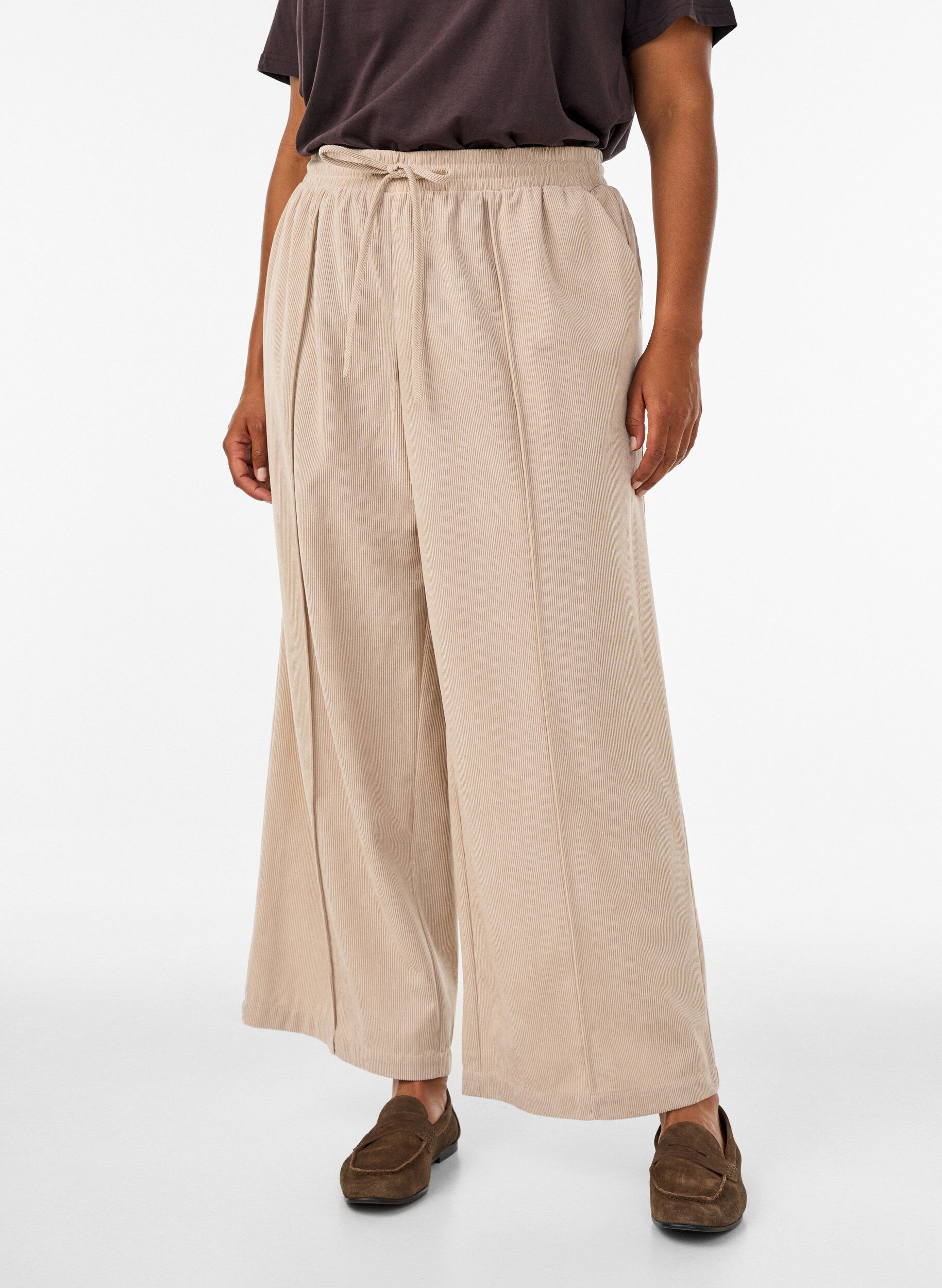 ZizziPantalon en velours c&ocirc;tel&eacute; &agrave; coupe ample et taille haute, Beige, Model image number 2