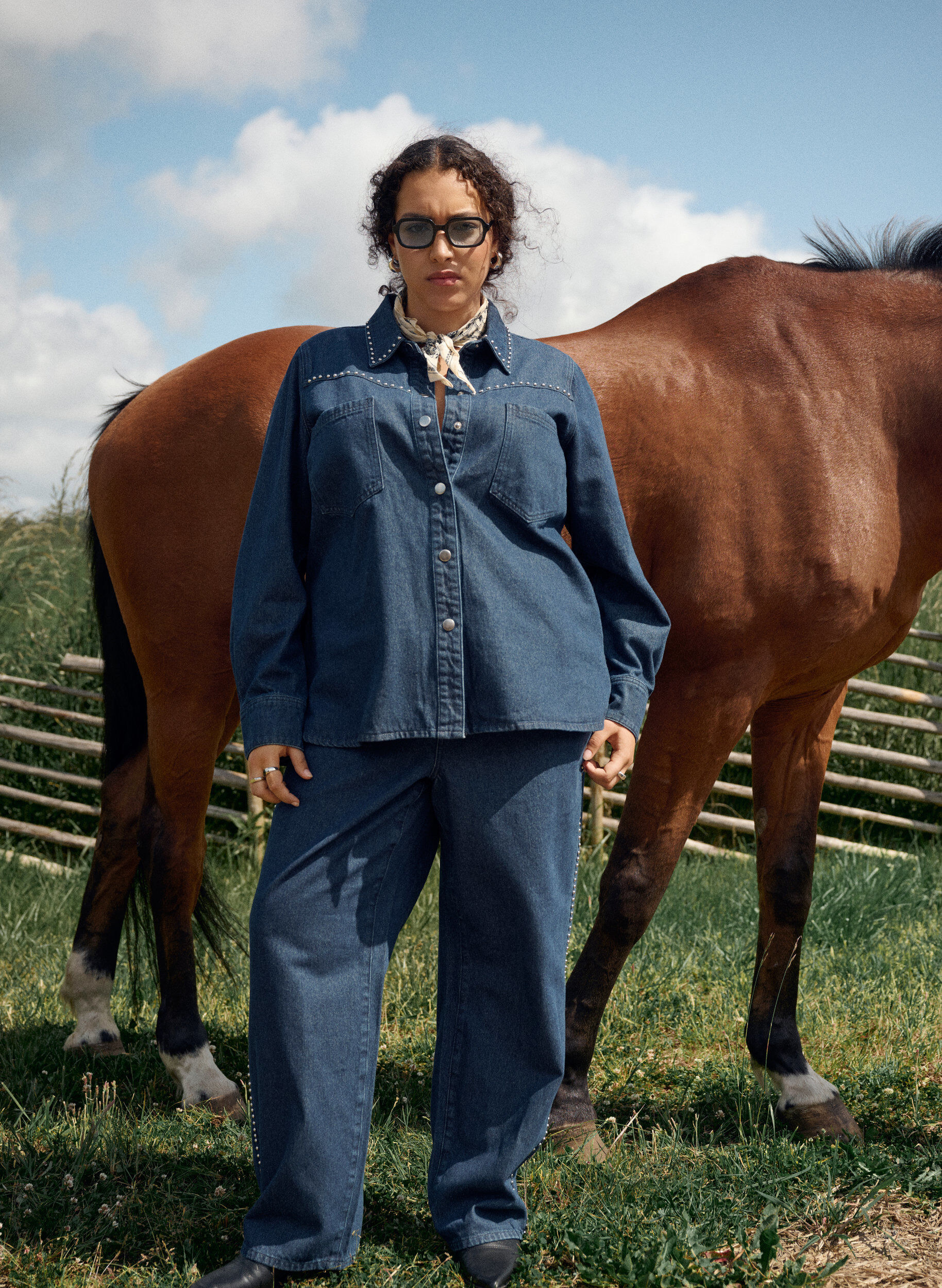 Zizzi Jeans &agrave; jambes larges avec rivets et taille haute, Bleu, Image image number 0