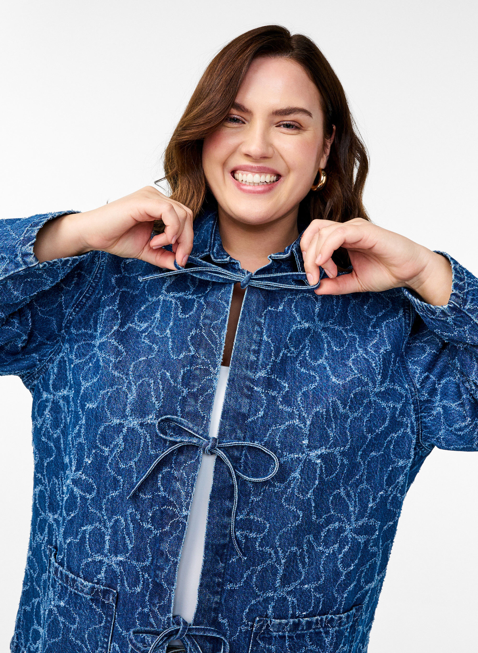 Zizzi Veste en jean avec n&oelig;ud de fermeture et poches, Blue Denim Destroy, Model image number 2