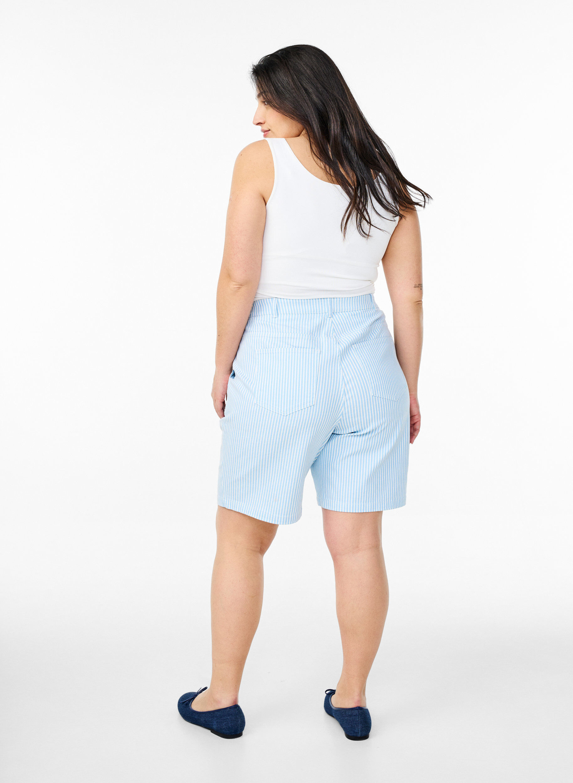 Zizzi Bermuda ray&eacute; &agrave; taille haute, Bleu Clair, Model image number 2