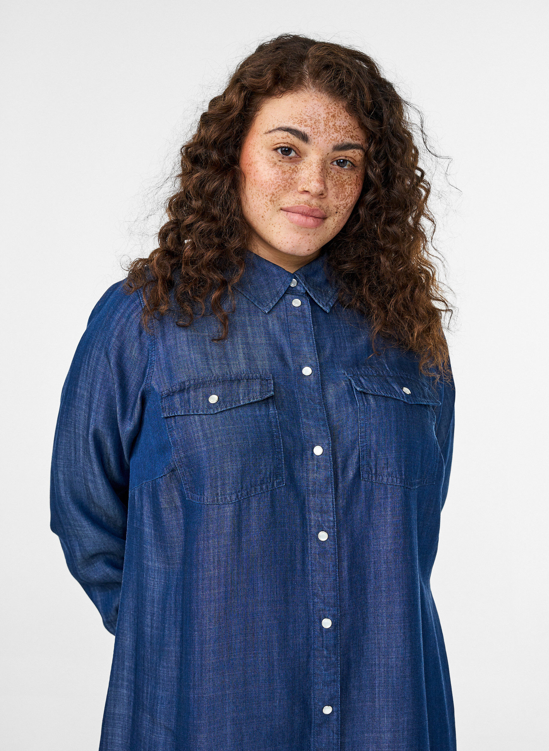 Zizzi Robe courte en lyocell denim avec pressions, Bleu, Model image number 2