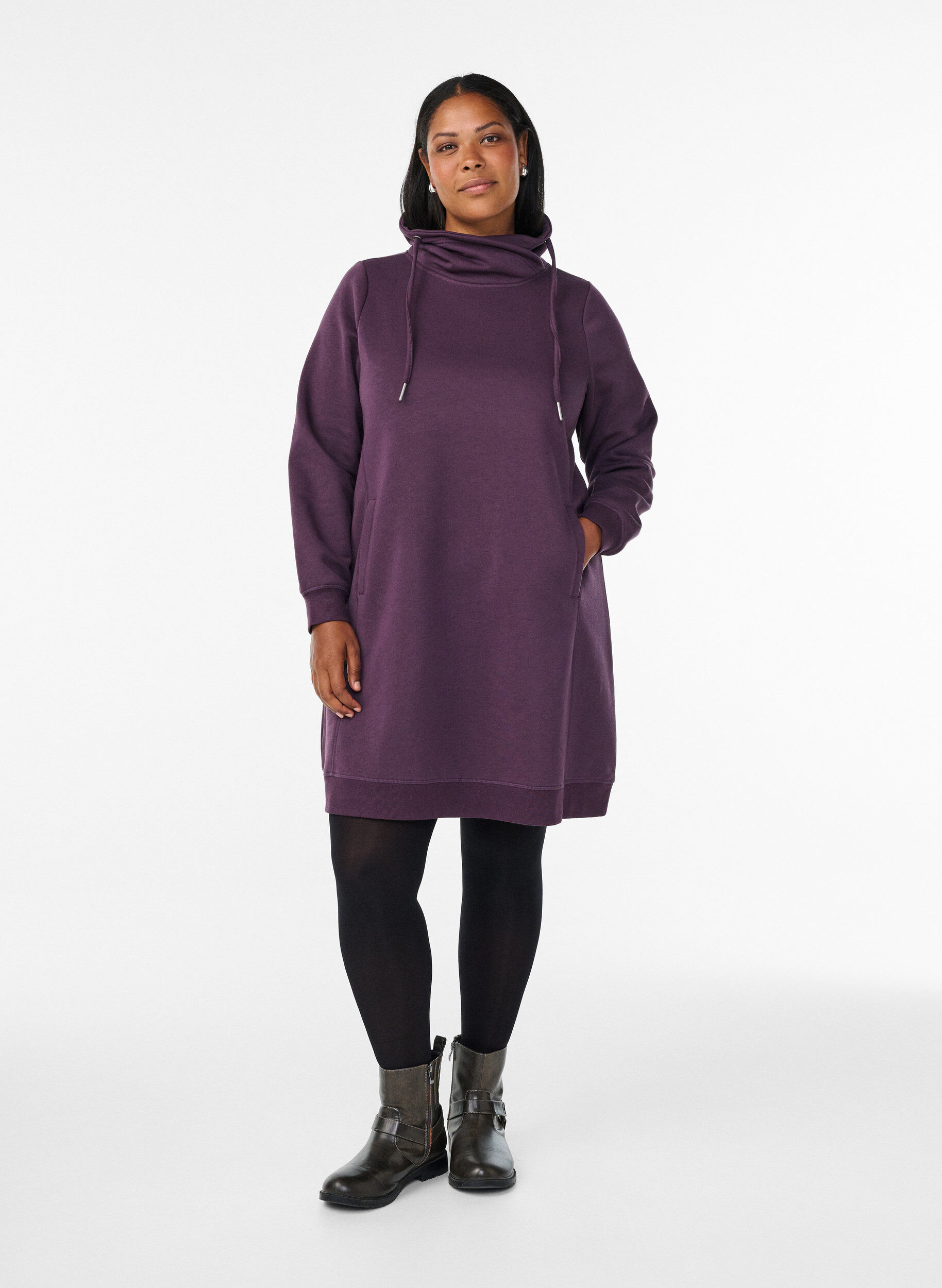 Zizzi Robe sweat-shirt courte &agrave; col montant et poches, Violet, Model image number 1