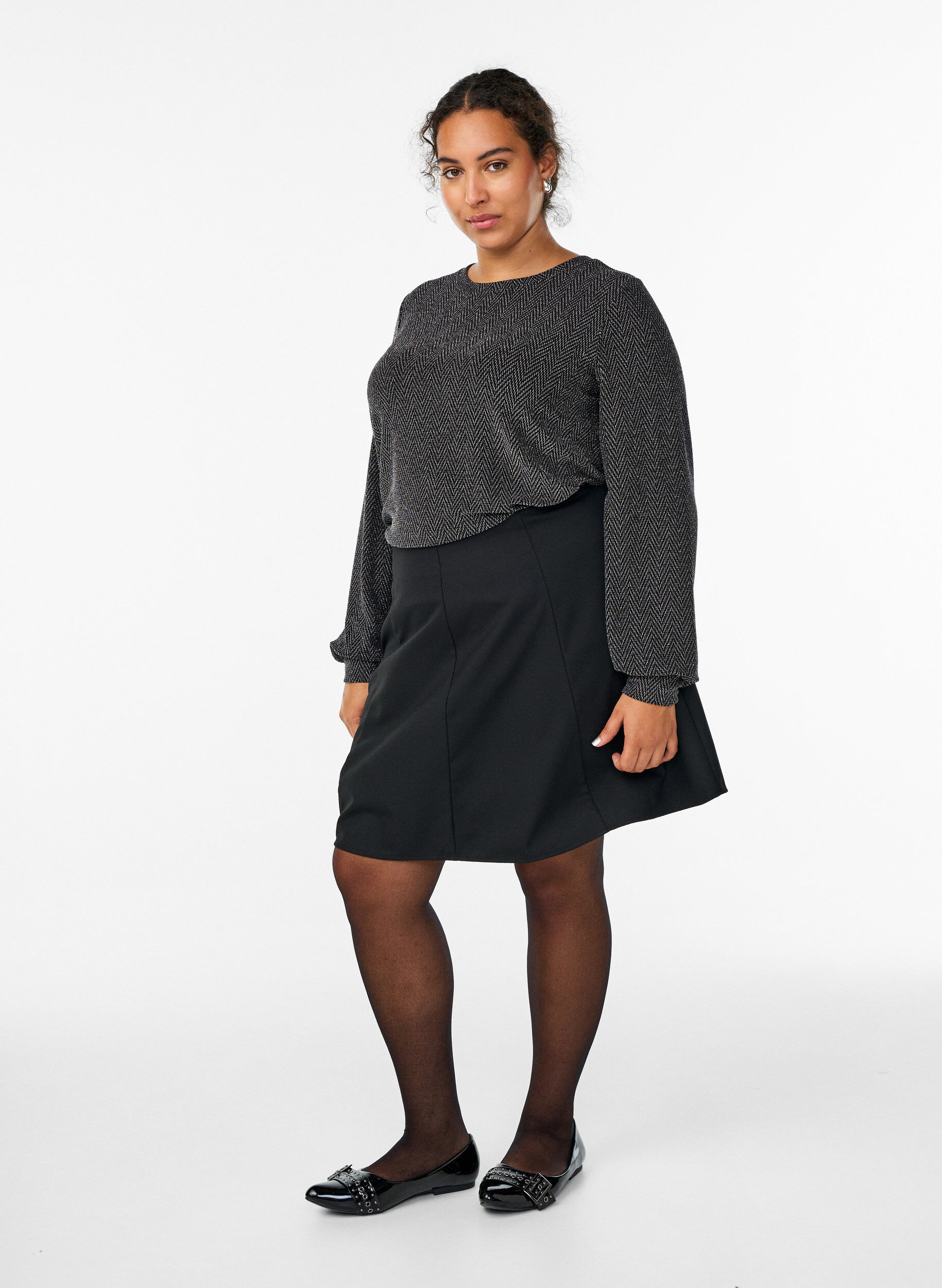Zizzi Blouse avec motif &agrave; chevrons et fil paillet&eacute;, Noir, Model image number 1