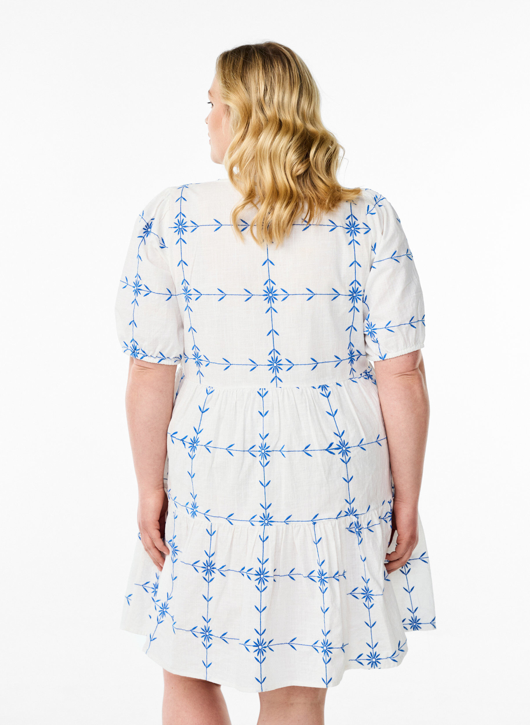 Zizzi Robe courte &agrave; col en V et broderie, Blanc, Model image number 2