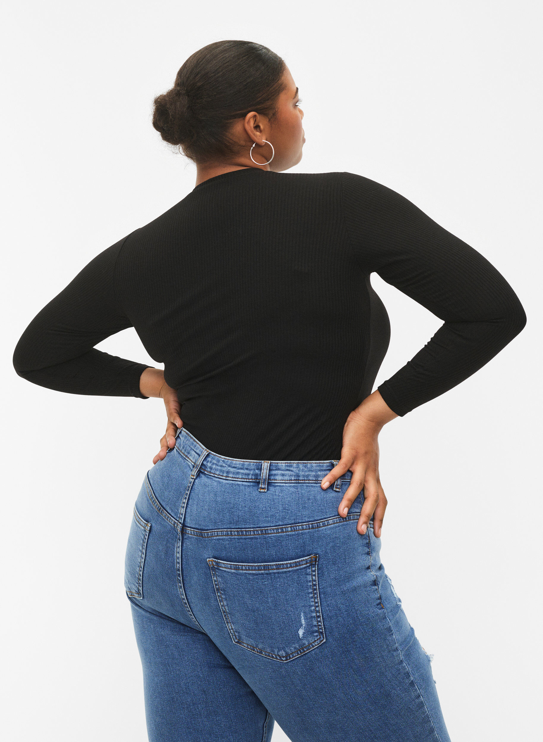 Zizzi Blouse c&ocirc;tel&eacute;e &agrave; manches longues avec ouvertures, Black, Model image number 1