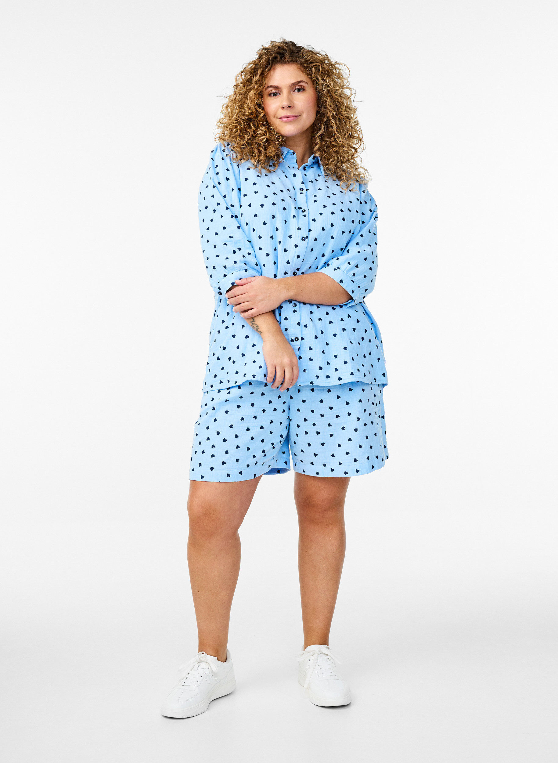 Zizzi Short en mousseline de coton avec des c&oelig;urs, Bleu Clair, Model image number 1