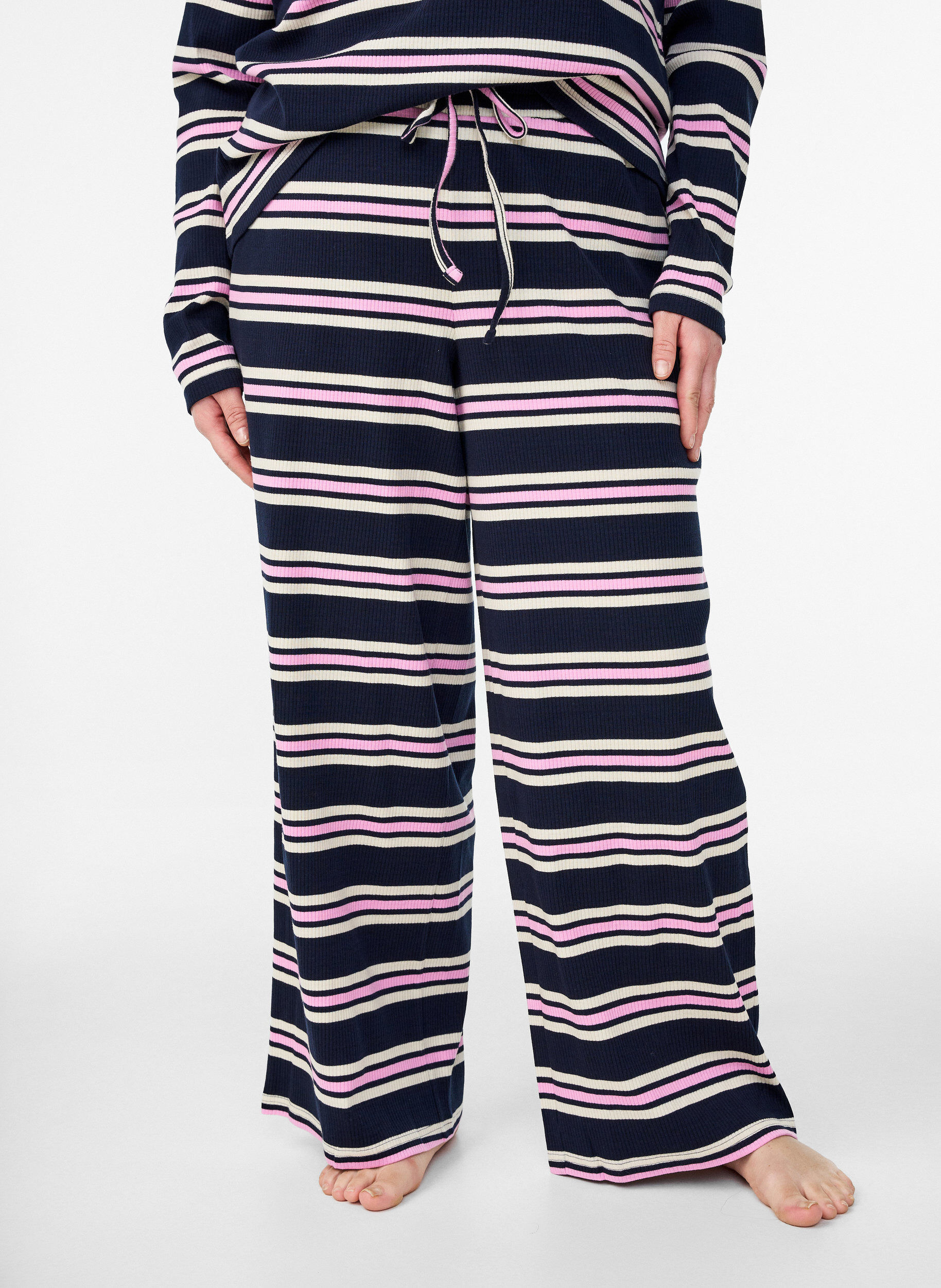 ZizziBas de pyjama &agrave; rayures et coupe ample, Bleu, Model image number 3