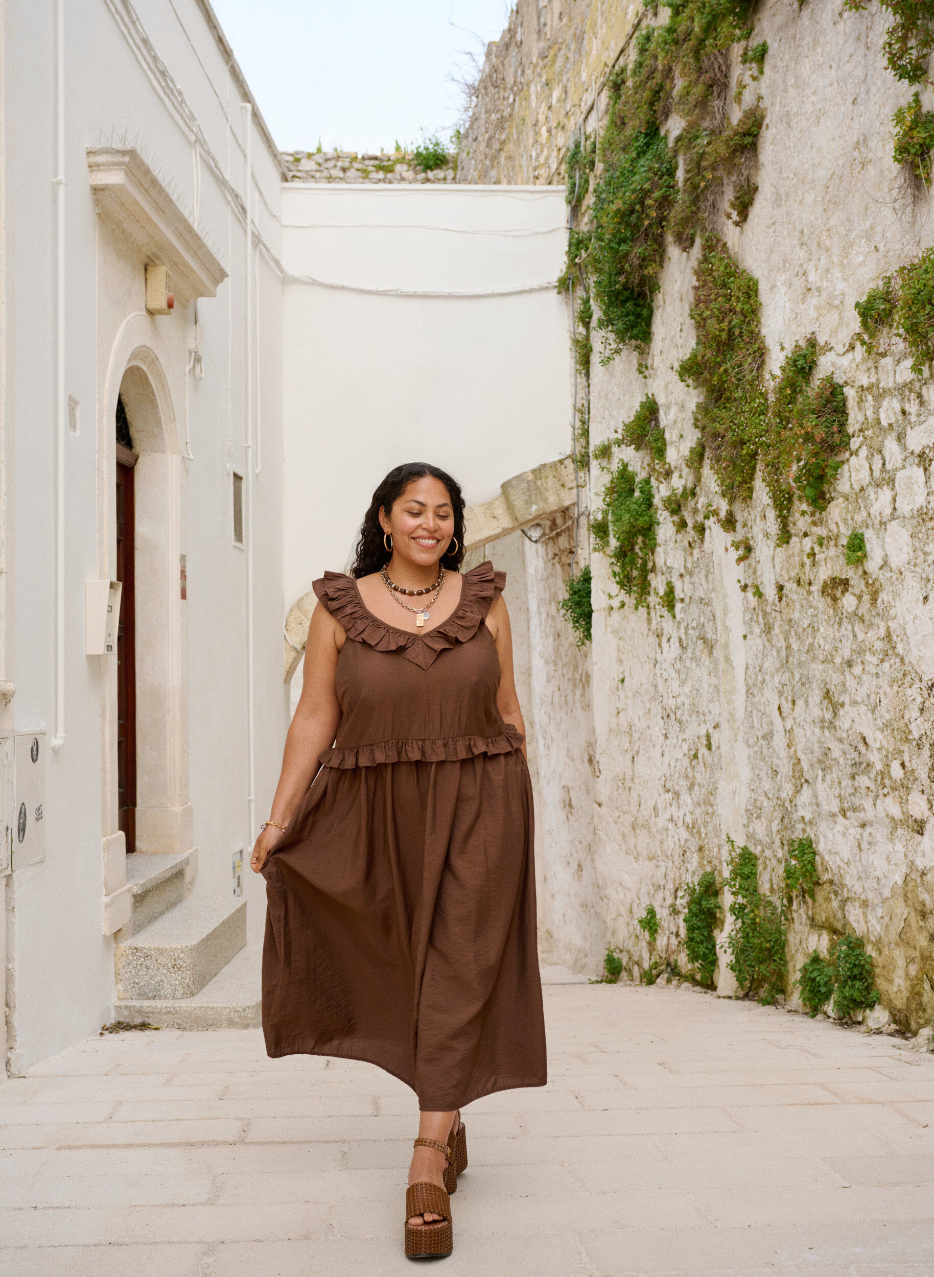 Zizzi Robe midi sans manches avec d&eacute;tails de volants, Marron, Image image number 0