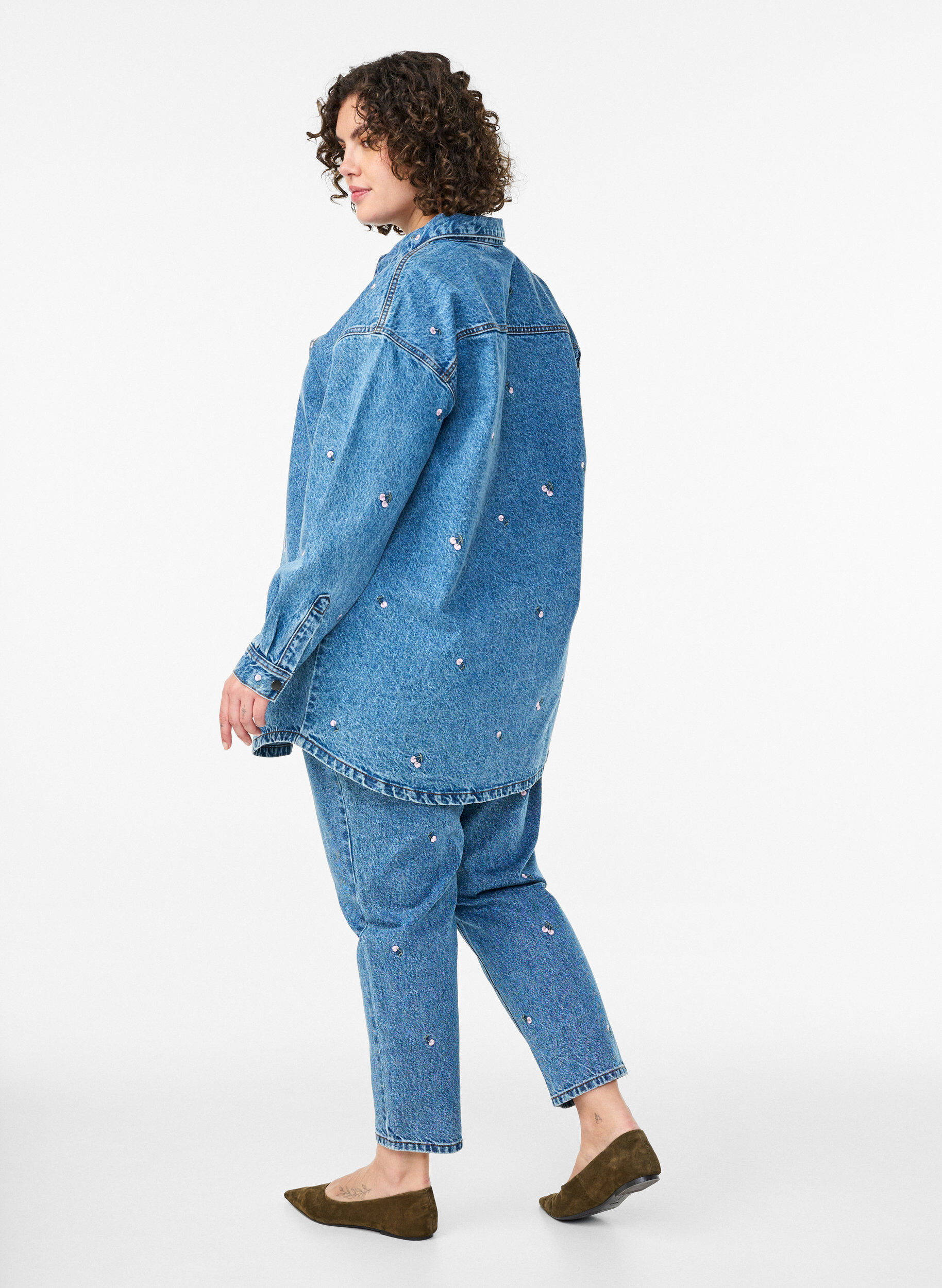 Zizzi Jeans Mille coupe Mom avec broderies, Bleu, Model image number 1