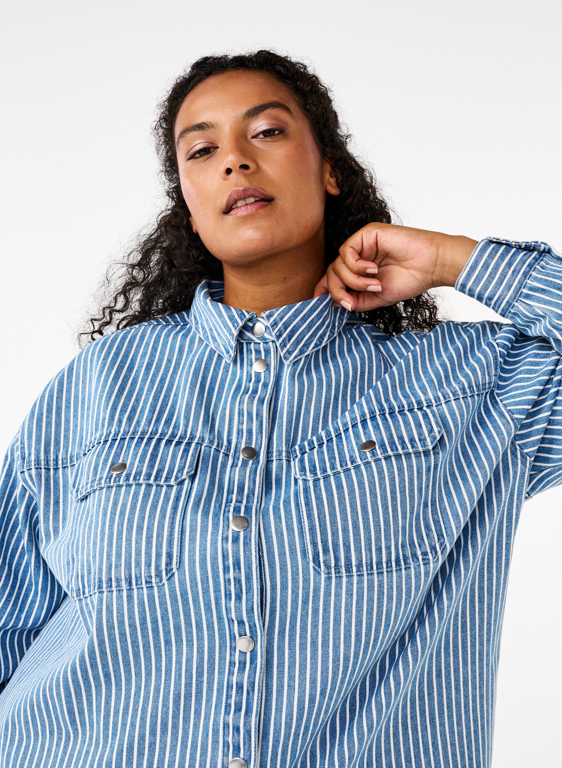Zizzi Chemise en jean ray&eacute;e avec poches de poitrine, Light B.Denim Stripe, Model image number 3