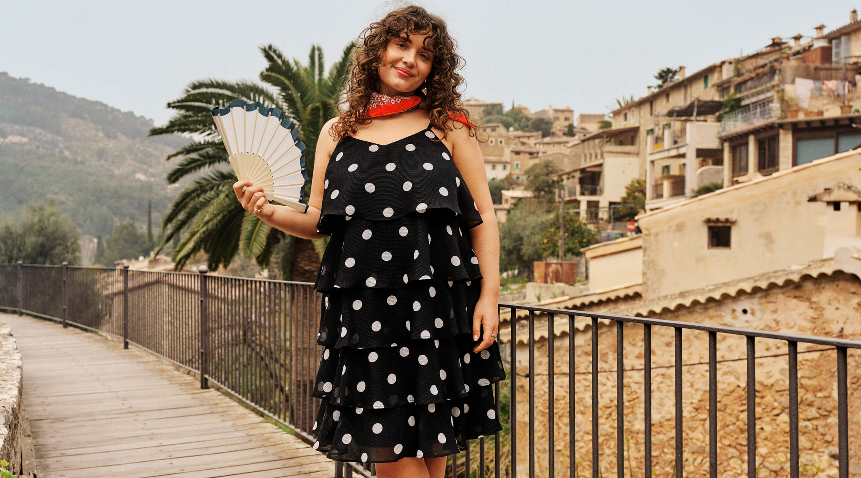 Model i hvid bikini-top ved havn med både